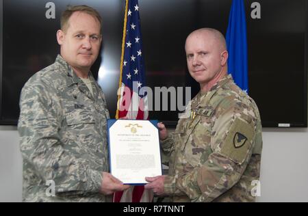 Le Major de l'armée américaine Sean Anderson, droite, et le Colonel Daniel Knight, 673d, commandant du Groupe de soutien de mission pose devant l'appareil photo lors d'un Air Force Commendation Medal decoration présentation à Joint Base Elmendorf-Richardson, Alaska, le 31 mars 2017. Bien qu'affecté à la 673e Escadron en tant que partie d'un agent de gestion des marchés, Anderson a entrepris une expansion de l'installation du système de notification de masse plus de 295 000 $. Anderson est affecté à la 673d inconvénients. Banque D'Images