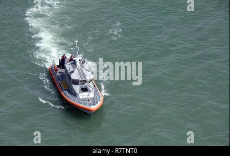 La Garde côtière canadienne une réponse Boat-Medium de 45 pieds à partir de la station d'équipage Wrightsville Beach, North Carolina, fournit un soutien au bord de l'eau tandis que les Marines avec Hôtel compagnie, 2e Bataillon Raider, Marine Corps Forces Special Operations Command (MARSOC) dans la région de Camp Lejeune, en Caroline du Nord, de procéder à des exercices au large de la plage d'Onslow sur la base, le 28 mars 2017. Gare Wrightsville Beach et l'île d'émeraude de la Garde côtière de périodiquement les équipes prennent part à des évolutions de la formation avec MARSOC machines du Camp Lejeune. Banque D'Images