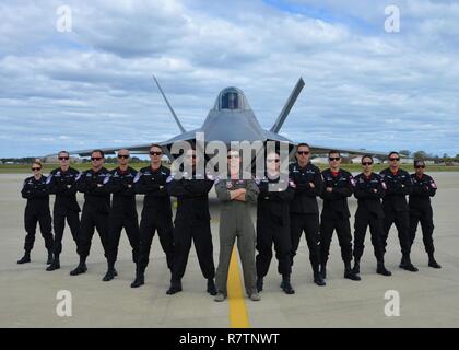 Les membres du 2017 U.S. Air Force F-22 Raptor de l'équipe de démonstration posent pour une photo de groupe à Joint Base Langley-Eustis, en Virginie, le 7 avril 2017. Les membres de l'équipe de démonstration aident à éduquer les générations actuelles et futures sur l'importance à long terme de l'US Air Force en plus à la présentation de l'American Airpower. Banque D'Images