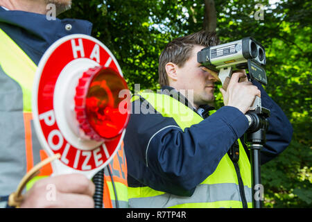 La police lors d'une surveillance de vitesse avec un pistolet laser ou mètre laser à main, Rhénanie du Nord-Westphalie, Allemagne Banque D'Images