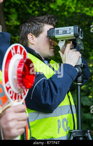 La police lors d'une surveillance de vitesse avec un pistolet laser ou mètre laser à main, Rhénanie du Nord-Westphalie, Allemagne Banque D'Images