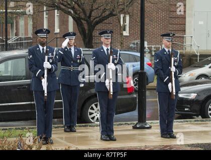 Un Dover Air Force Base tirant partie de la garde d'honneur présente les armes pendant le service funèbre de retraités le Major John L. Harrison, Jr., ancien combattant de la Seconde Guerre mondiale et, Tuskegee Airman 31 mars 2017, à la Chapelle des quatre aumôniers au Navy Yard à Philadelphie, Pennsylvanie Le tir a tiré trois volées de trois. Banque D'Images