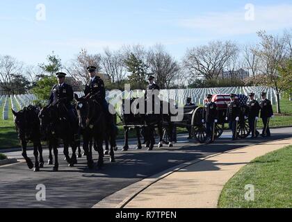 Soldats du 3e Régiment d'infanterie (la vieille garde), escortent les restes d'Army Air Forces 1er Lieutenant Robert E. Moessner, 24 ans, de Scranton, Pennsylvanie, lors de ses funérailles le 5 avril 2017, dans le Cimetière National d'Arlington, près de Washington, D.C. Le 18 avril 1944, Bombardier a été la Moessner d'un B-24 de l'aéronef Kwelin, la Chine, et a été abattu près de Hong Kong, avec onze autres membres d'équipage à bord. L'appareil avait procédé à un balayage de la mer et a détecté un navire marchand japonais et l'escorte destroyer. Après avoir fait deux passages, ils se sont retirés sous un feu nourri, mais ont par la suite été s Banque D'Images