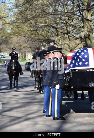 Soldats du 3e Régiment d'infanterie (la vieille garde), escortent les restes d'Army Air Forces 1er Lieutenant Robert E. Moessner, 24 ans, de Scranton, Pennsylvanie, lors de ses funérailles le 5 avril 2017, dans le Cimetière National d'Arlington, près de Washington, D.C. Le 18 avril 1944, Bombardier a été la Moessner d'un B-24 de l'aéronef Kwelin, la Chine, et a été abattu près de Hong Kong, avec onze autres membres d'équipage à bord. L'appareil avait procédé à un balayage de la mer et a détecté un navire marchand japonais et l'escorte destroyer. Après avoir fait deux passages, ils se sont retirés sous un feu nourri, mais ont par la suite été s Banque D'Images