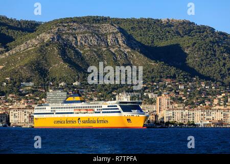 La France, Var, port de Toulon, bateau de Corsica Ferries Banque D'Images