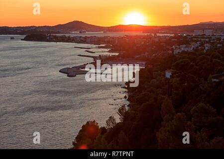 La France, Var, Toulon, Le Mourillon, quartier les Vignettes port, les plages du Mourillon, La Seyne sur Mer dans l'arrière-plan Banque D'Images