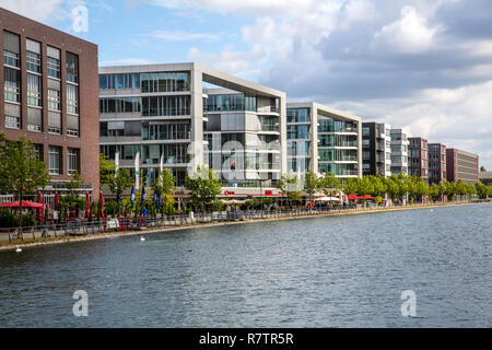 Bâtiments le long du port intérieur de Duisburg, Innenhafen, Duisburg, Ruhr, Rhénanie du Nord-Westphalie, Allemagne Banque D'Images