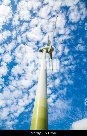 Wind turbine contre un ciel nuageux, Werl, Rhénanie du Nord-Westphalie, Allemagne Banque D'Images