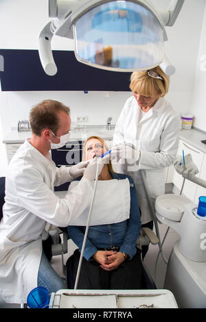 Femme recevant un traitement chez le dentiste, Allemagne Banque D'Images