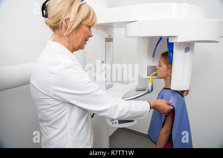 Girl en cours de préparation pour une radiographie de ses dents, portant un gilet de plomb que la protection contre les rayonnements ionisants, Allemagne Banque D'Images