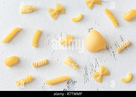 Divers types de pâtes sur le fond blanc Banque D'Images