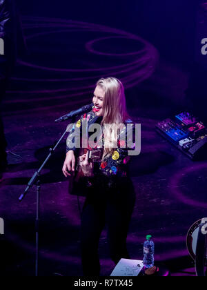 Live on Stage Ashley Campbell réalise un hommage à son père Glen Campbell au cours de Country 2 Country Music Festival O2 Arena London England Banque D'Images