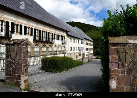 Espagne, Pays Basque, Navarre, Roncevaux, arrêt sur le Camino de Santiago (Chemin de Saint Jacques), Royal Collégiale de Roncevaux Banque D'Images