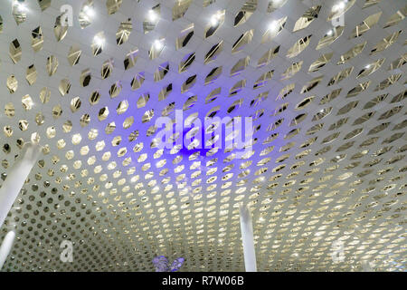 L'intérieur de l'aéroport du plafond de couleur blanc avec des lumières de formes Hexagram Banque D'Images