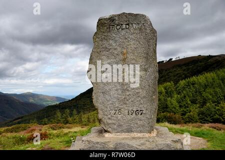 Espagne, Pays Basque, Navarre, en direction de Roncevaux, Camino de Santiago (Chemin de Saint Jacques), monolith en l'honneur de la légendaire bataille de Roncevaux appelée stèle de Roland au col de Roncevaux (col Ibaneta également) Banque D'Images