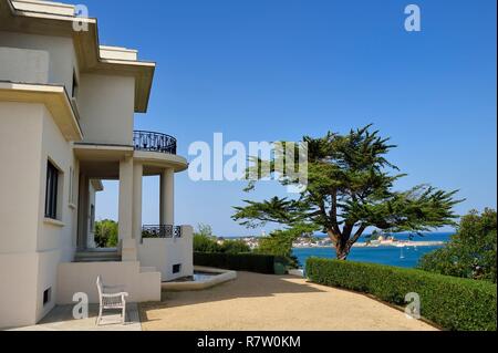 France, Pyrénées Atlantiques, Pays Basque coast, Ciboure, la Villa Leihorra Art Déco par l'architecte Joseph Alizán Élite 1926, vue du jardin sur la baie de Saint-Jean de Luz et le fort de Socoa en arrière-plan Banque D'Images