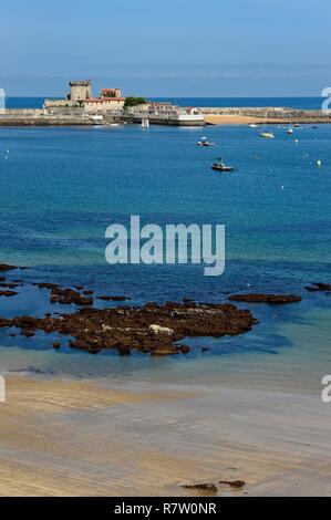 France, Pyrénées Atlantiques, Pays Basque coast, Ciboure, la plage et le fort de Socoa construit sous Louis XIII remanié par Vauban dans la baie de Saint-Jean de Luz Banque D'Images