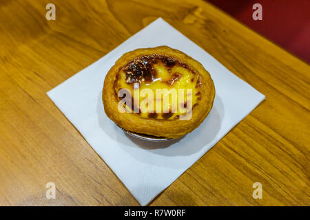 Un chinois d'alléchantes Danta Egg Tart sur une serviette Banque D'Images