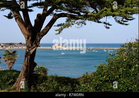 France, Pyrénées Atlantiques, Pays Basque coast, Ciboure, la Villa Art Déco Leihorra, vue du jardin sur la baie de Saint Jean de Luz et le fort de Socoa en arrière-plan Banque D'Images