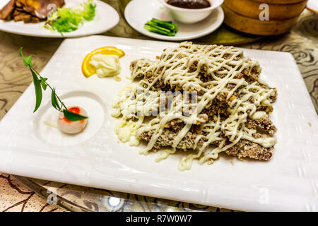 Escalope de porc frit chinois sur une plaque blanche Banque D'Images
