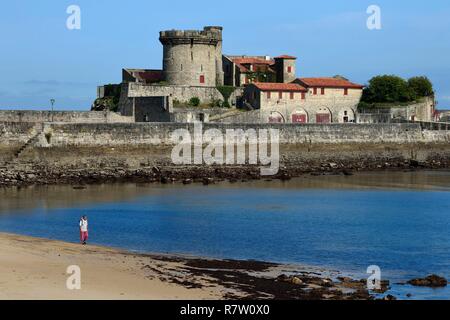 France, Pyrénées Atlantiques, Pays Basque coast, Ciboure, la plage et le fort de Socoa construit sous Louis XIII remanié par Vauban dans la baie de Saint-Jean de Luz Banque D'Images