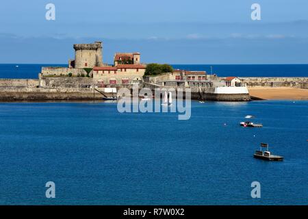 France, Pyrénées Atlantiques, Pays Basque coast, Ciboure, le fort de Socoa construit sous Louis XIII remanié par Vauban dans la baie de Saint-Jean de Luz Banque D'Images