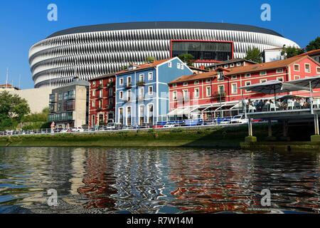 Espagne, Pays Basque, Province de Biscaye, Bilbao, le stade San Mamés (2013) par l'architecte Norman Foster à côté de la Ria de Bilbao Banque D'Images