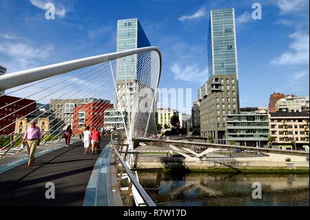 Espagne, Pays Basque, Province de Biscaye, Bilbao, passerelle suspendue Zubizuri conçu par l'architecte Santiago Calatrava sur la Ria de Bilbao et Porte Isozaki (Isozaki Atea ou Twin Towers) par l'architecte japonais Arata Isozaki dans l'arrière-plan Banque D'Images