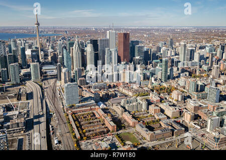 Une vue aérienne du centre-ville de Toronto à partir de l'est montrant l'est de la ville. Banque D'Images
