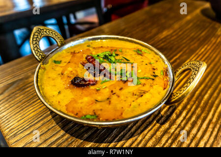 Dal indien traditionnel Soupe de lentilles dans un bol de fer sur une table Banque D'Images