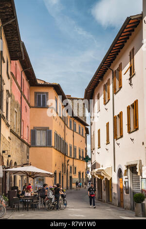 Sidewalk cafe à Via XX Settembre à Arezzo, Toscane, Italie Banque D'Images