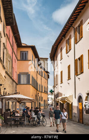 Sidewalk cafe à Via XX Settembre à Arezzo, Toscane, Italie Banque D'Images