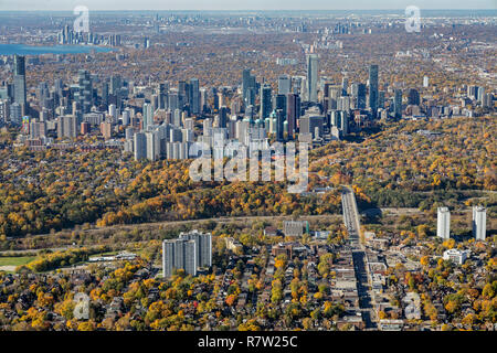 Une vue aérienne de l'avenue Danforth à Yonge et Bloor West en direction de rues. Banque D'Images