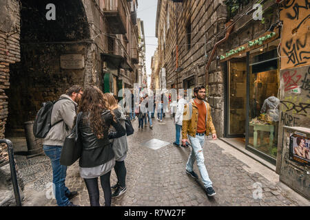 Passants sur la Via San Biaggio dei Librai, dans la rue, quartier Centro Storico Naples, Campanie, Italie Banque D'Images