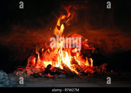 Bois de feu brûler dans brighly fournaise. Brûler du bois dans les régions rurales de four. La combustion de bois de cheminée libre. Feu et flammes. Close up of burning fire wo Banque D'Images