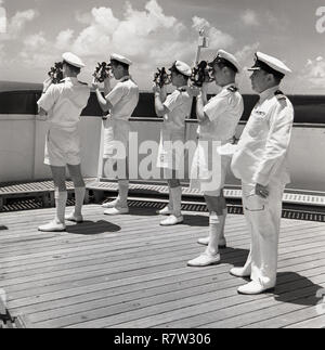 Années 1950, historiques, les navigateurs du navire sur le pont en utilisant les sextants pour déterminer la position du navire, de prendre une vue (ou mesure) de l'angle entre un objet céleste (le soleil, une étoile ou une planète) et l'horizon. Banque D'Images