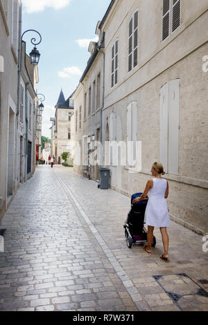 Mère poussant une poussette Banque D'Images