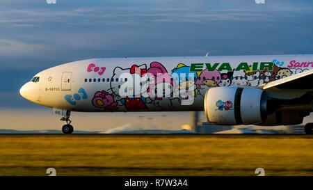 France, Val d'Oise, de l'Aéroport Paris Charles de Gaulle, Boeing 777 d'Eva Air Airlines arrivant Banque D'Images