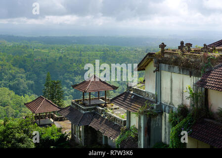 Bali, Indonésie - 22 Nov 2018 : Taman Rekreasi Bedugul Hotel & Resort est une grande structure abandonnée, Bedugul en aujourd'hui une attraction touristique à Bali Banque D'Images