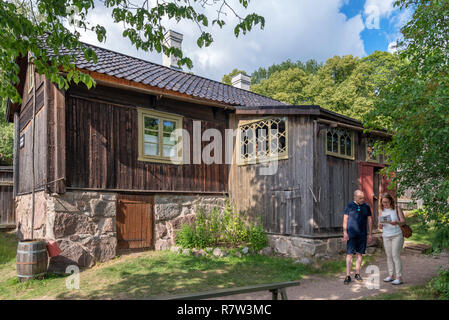 Les touristes au Musée de l'artisanat Luostarinmäki, une zone de bâtiments en bois vieux de 200 ans qui a survécu à l'incendie de 1827, Turku, Finlande Banque D'Images