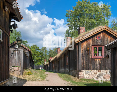 Les touristes au Musée de l'artisanat Luostarinmäki, une zone de bâtiments en bois vieux de 200 ans qui a survécu à l'incendie de 1827, Turku, Finlande Banque D'Images