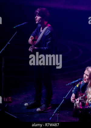 Live on Stage Ashley Campbell réalise un hommage à son père Glen Campbell au cours de Country 2 Country Music Festival O2 Arena London England Banque D'Images