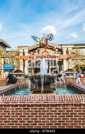 Orlando, Floride - Décembre 2017 - Le Monde Merveilleux de Disney Store Orlando, Floride - Décembre 2017 - lac artificiel coloré de Lake Buena Vista Banque D'Images