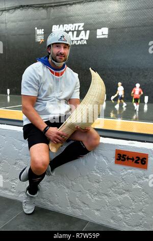 France, Pyrénées Atlantiques, Pays Basque, Biarritz, Jai Alai Parc des Sports d'Aguilera, le joueur de pelote basque professionnelle spécialisée dans la cesta punta et plusieurs fois champion du monde, Eric Irastorza Banque D'Images