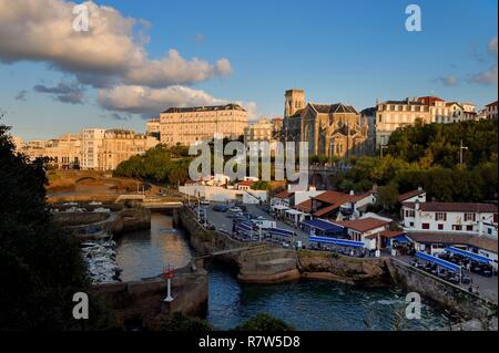 France, Pyrénées Atlantiques, Pays Basque, Biarritz, le Port des Pêcheurs, l'église Sainte Eugénie et façades des bâtiments situés sur la Grande Plage (grande plage) Banque D'Images