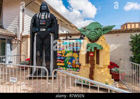 Orlando, Floride - Décembre 2017 : Lego Dark Vador et Yoda de Star Wars Jedi Orlando, Floride - Décembre 2017 - lac artificiel coloré au lac B Banque D'Images