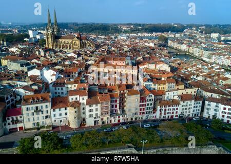 France, Pyrénées Atlantiques, Pays Basque, Bayonne, les flèches de la cathédrale de St Catherine derrière les tours de l'ancien remparts intégrés dans les bâtiments de la rue Tour de Sault, la Nive sur le droit et l'Adour dans l'arrière-plan (vue aérienne) Banque D'Images