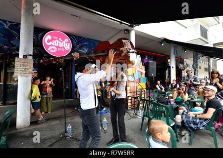 France, Morbihan, Lorient, Festival Interceltique, Celtic music festival qui a lieu tous les ans à Lorient et rassemble des dizaines de groupes de pays et régions d'origine celtique pendant dix jours au cours de la première moitié d'août, les bonbons pub, French Touch concert Banque D'Images