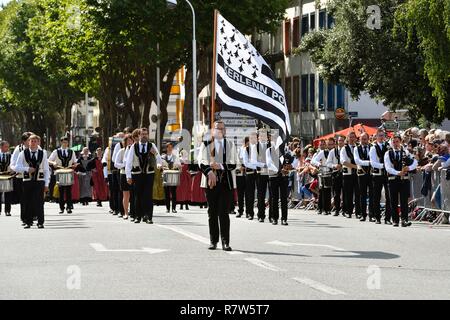 France, Morbihan, Lorient, Festival Interceltique, Celtic music festival qui a lieu tous les ans à Lorient et rassemble des dizaines de groupes de pays et régions d'origine celtique pendant dix jours au cours de la première moitié d'août, le dimanche matin, Grand Parade des Nations Celtes Banque D'Images