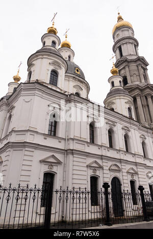 Kharkiv, Ukraine - le 30 décembre 2017 Église avec dômes dorés à Kharkiv en Ukraine. Banque D'Images